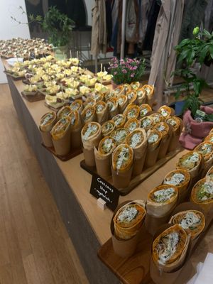 Ansprechendes Fingerfood-Arrangement auf einem Catering-Buffet