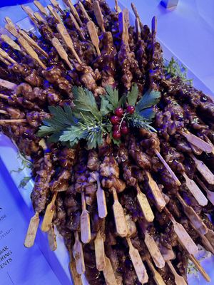 Exklusives Getränkeangebot an einer mobilen Bar beim Catering