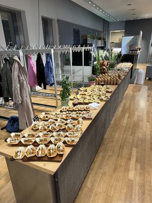 Servicepersonal bereitet Speisen für ein Catering vor