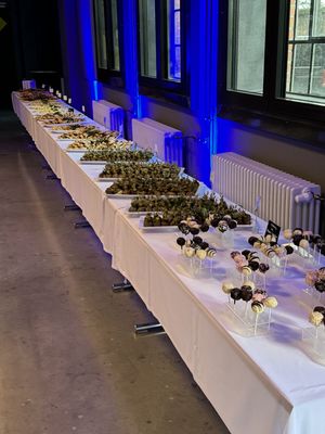 Buffet-Auswahl mit verschiedenen warmen und kalten Speisen