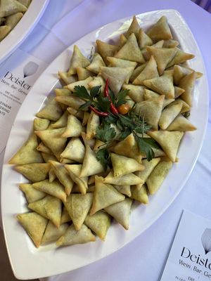 Gäste bedienen sich am reichhaltigen Catering-Buffet