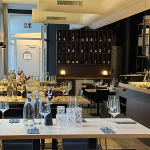 Gäste genießen den Abend in der Weinbar