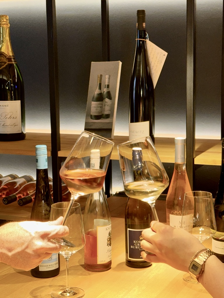 Gemeinsam mit Weingläsern anstoßen bei einer Weinprobe bei DEISTERS
