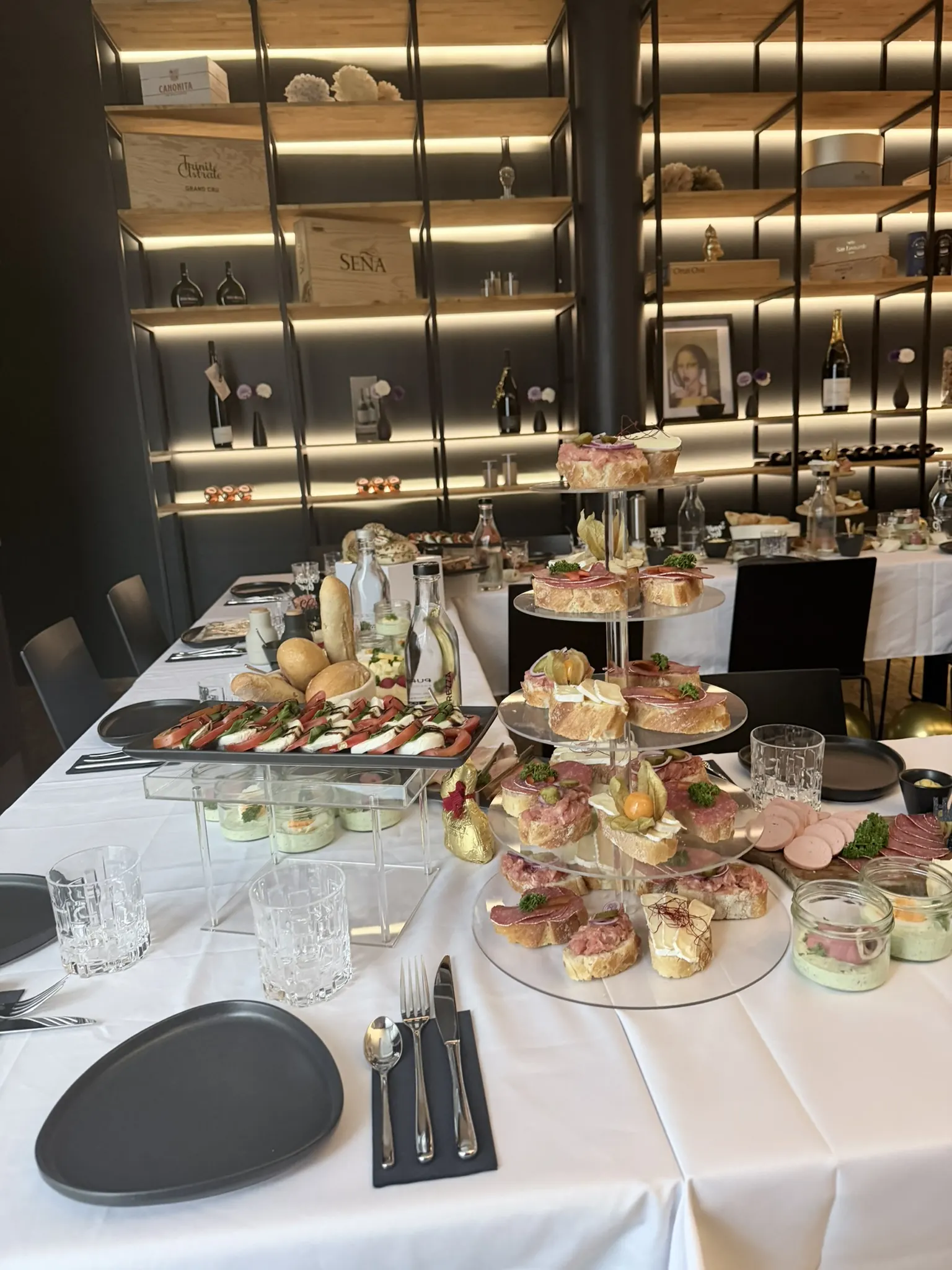 Frühstückstafel mit belegten Broten und kleinen Speisen