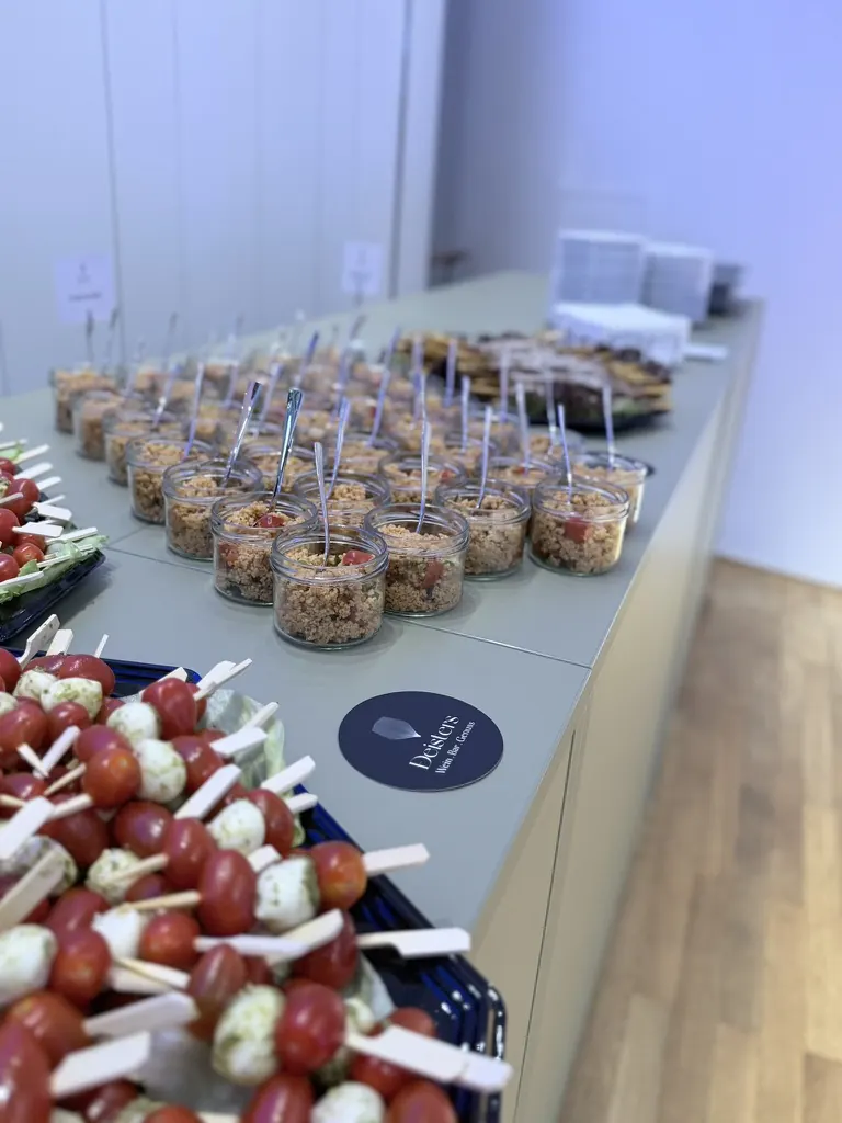 Catering-Buffet mit kleinen Gerichten im Glas und Tomate-Mozzarella-Spießen