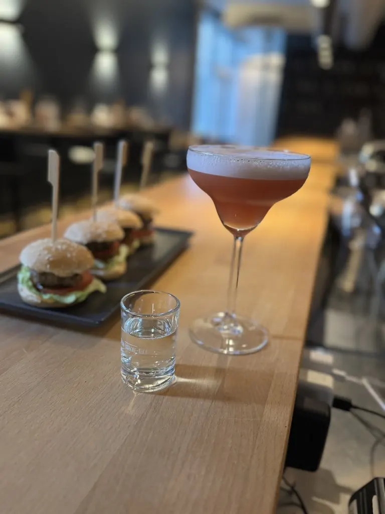 Cocktail und kleine Burger auf der Theke bei DEISTERS