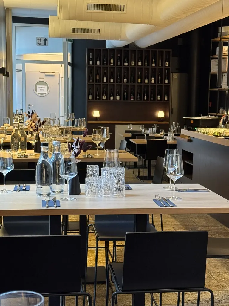 Gedeckte Tische mit Weingläsern in der DEISTERS Eventlocation