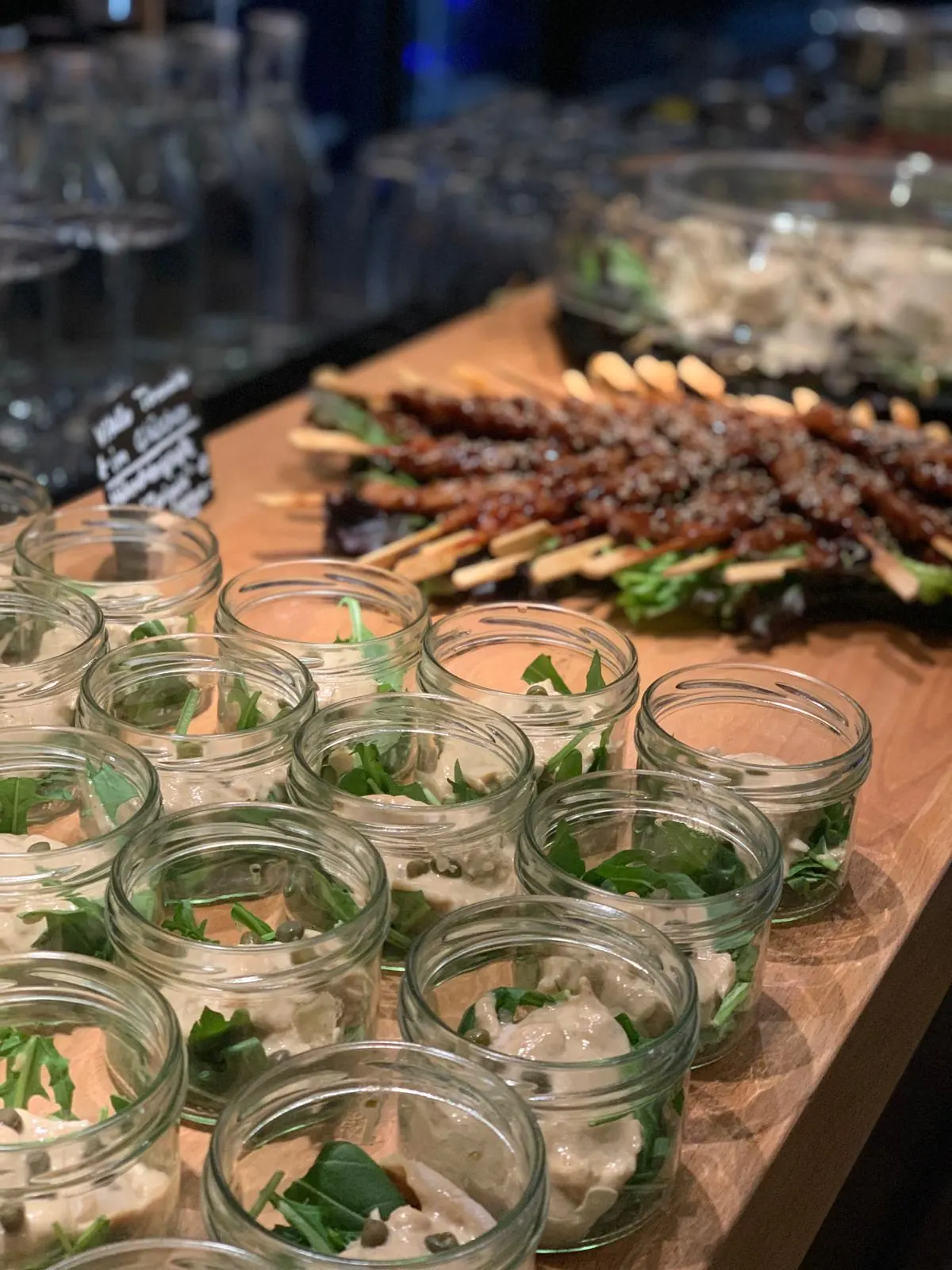Fingerfood in kleinen Gläsern und Spieße auf dem Buffet