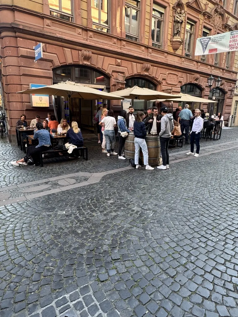 Gäste vor der DEISTERS Weinbar in der Mainzer Altstadt