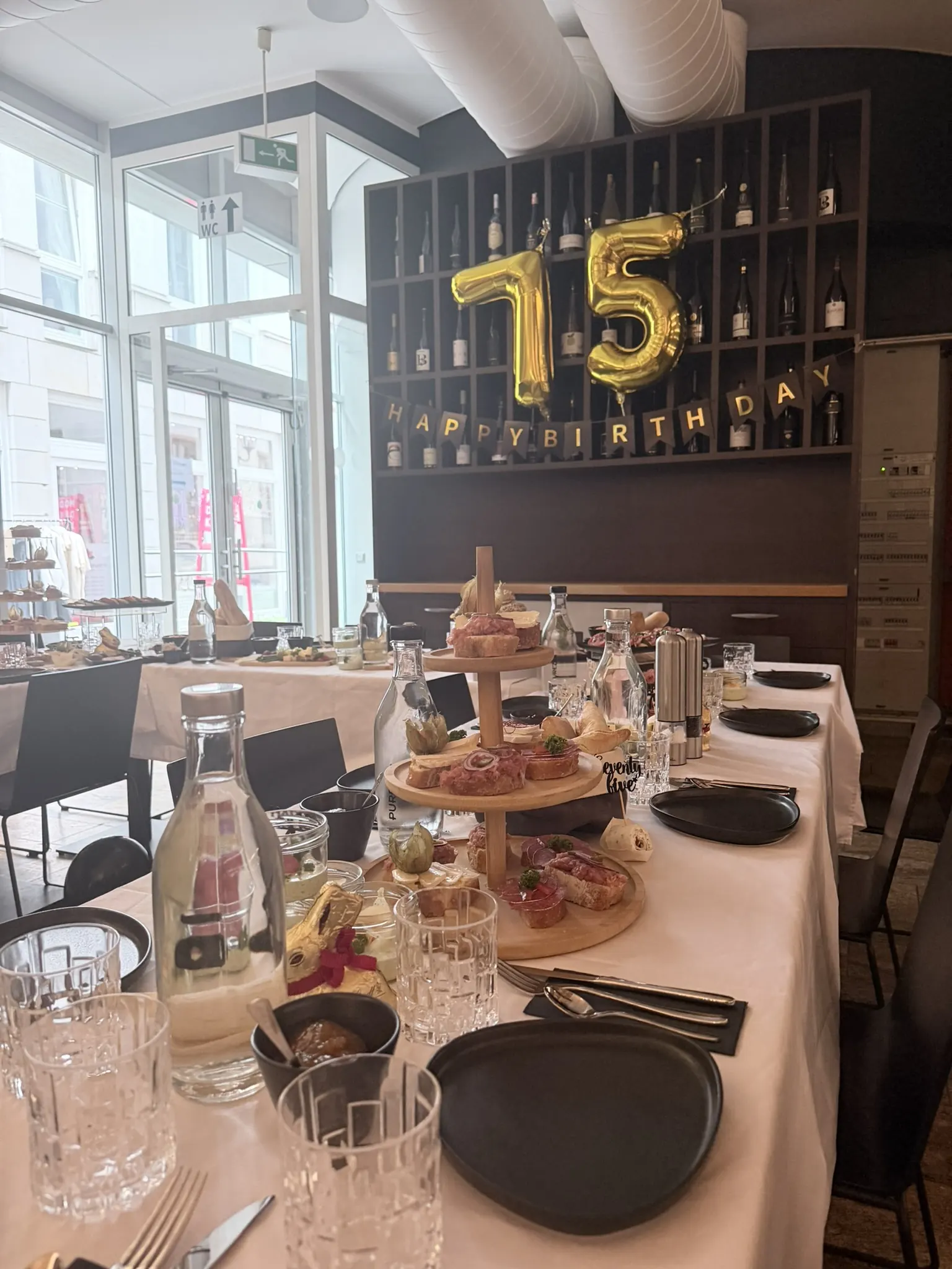 Geburtstagsdekoration und gedeckte Tische mit Buffet