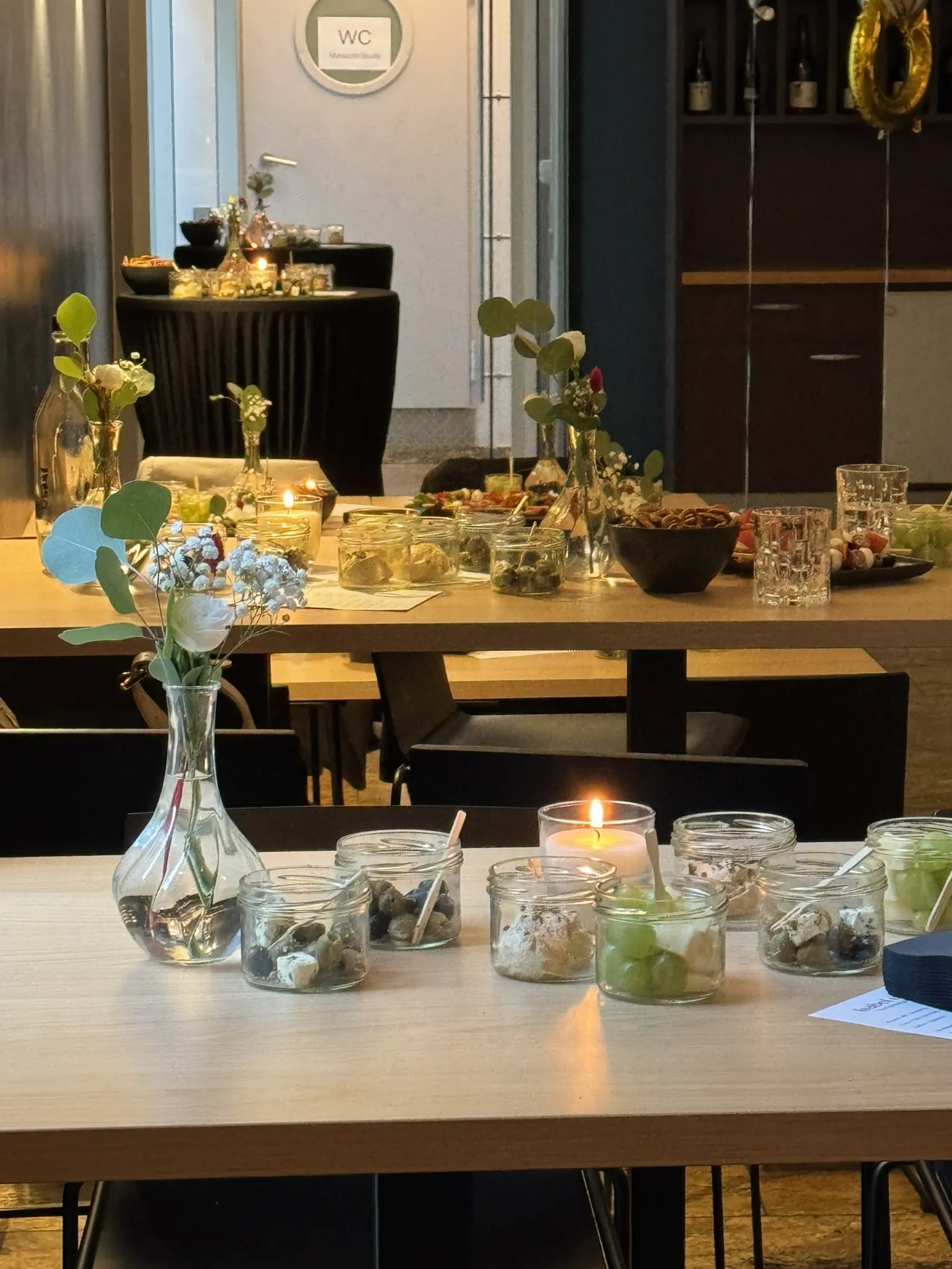 Festlich dekorierte Tische mit Blumen und Kerzen