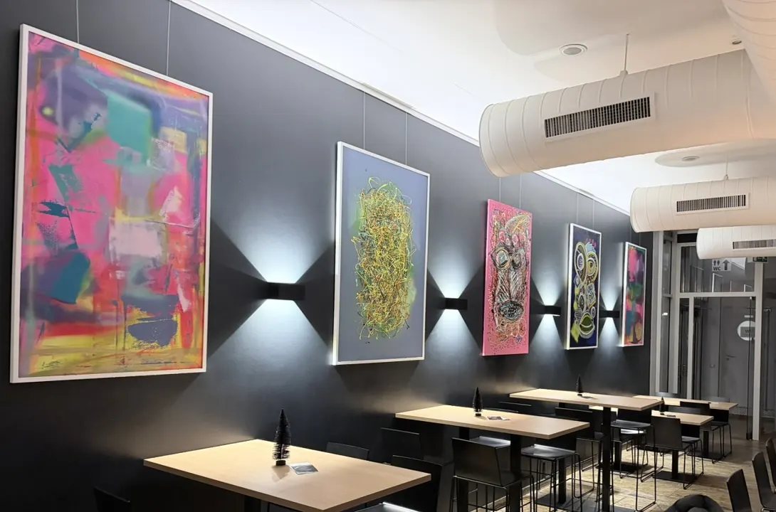 Kunstwerke und Tische in der DEISTERS Weinbar