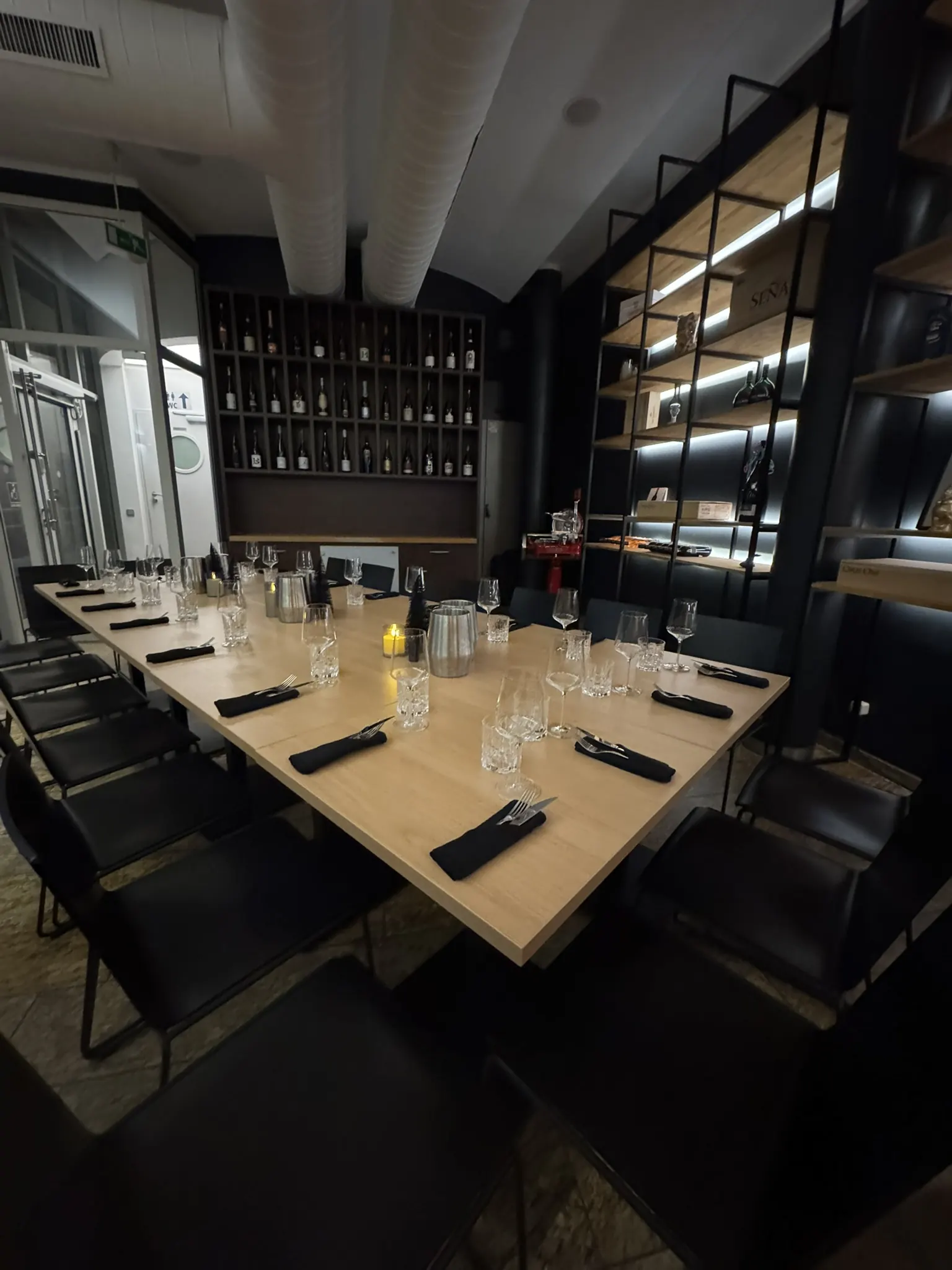 Lange gedeckte Tafel in der DEISTERS Eventlocation
