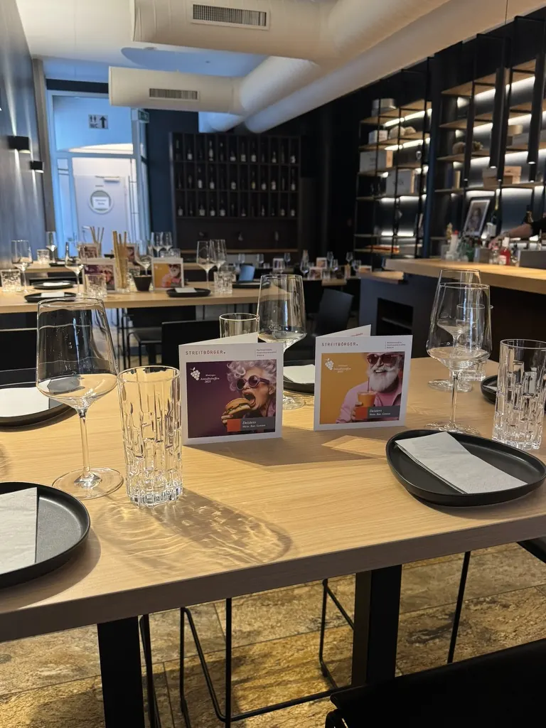 Vorbereitete Tische mit Weingläsern in der Weinbar