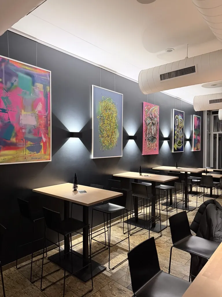 Sitzplätze an der beleuchteten Kunstwand bei DEISTERS