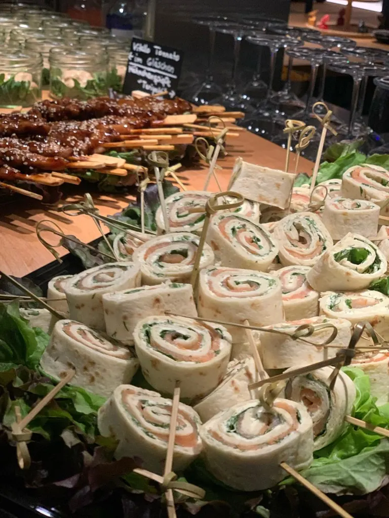 Kleine Wraps und Spieße als Fingerfood
